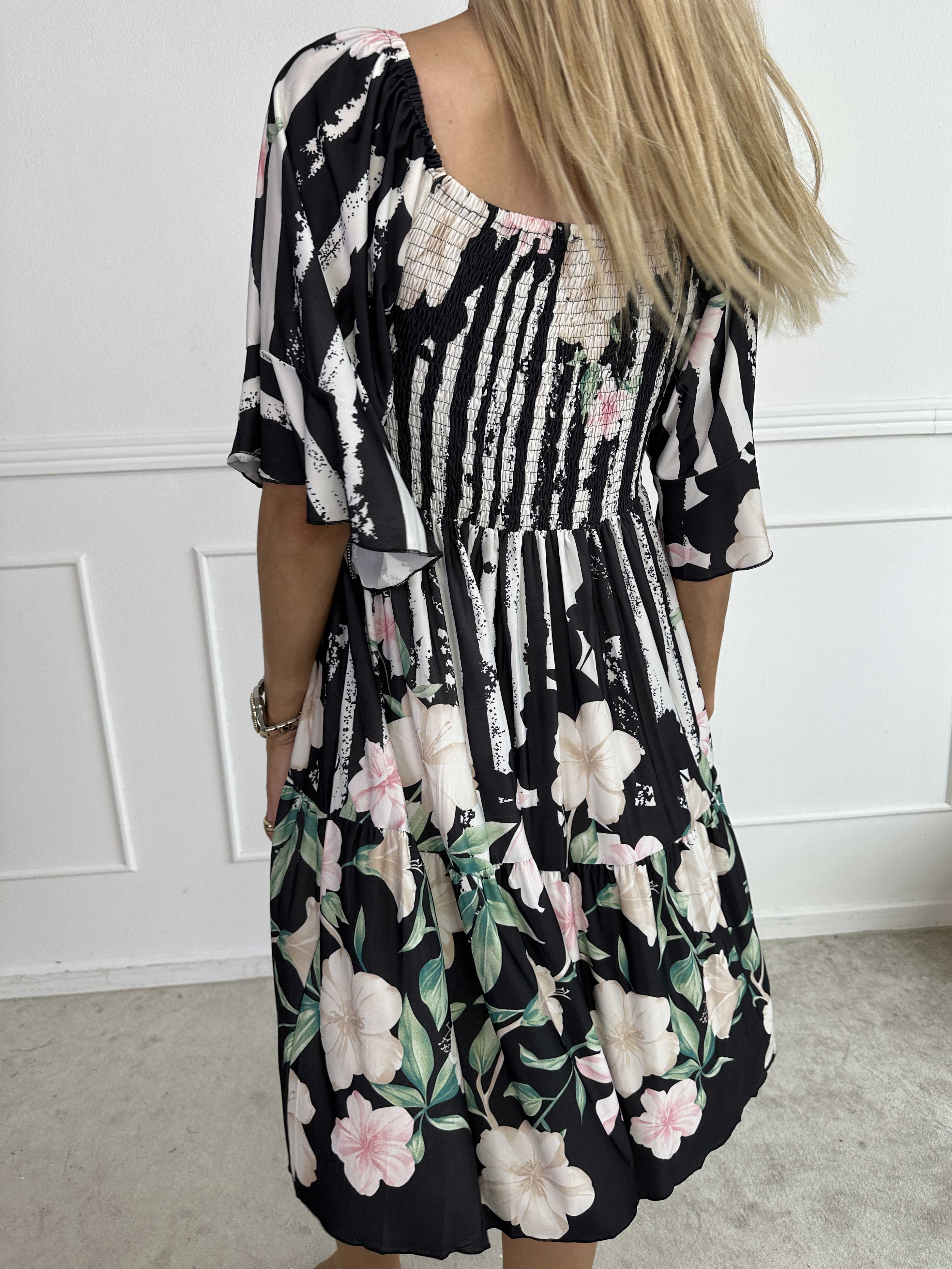 Elna Floral Stripe Short - Blommig elastisk klänning med smockat bröst